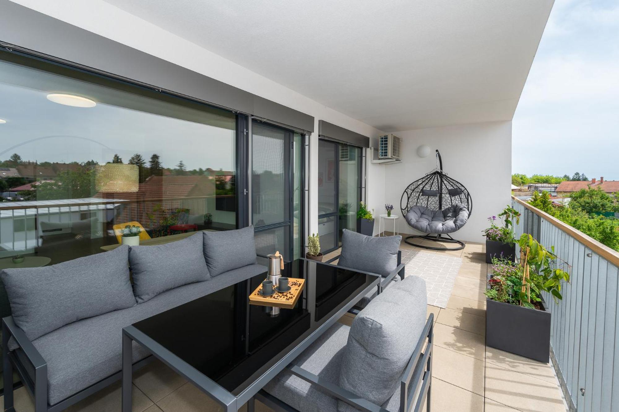 Fully Equipped Apartments With Terraces, Free Garage Parking, Netflix & Ac - By Apartmany Slapanice Cz Buitenkant foto