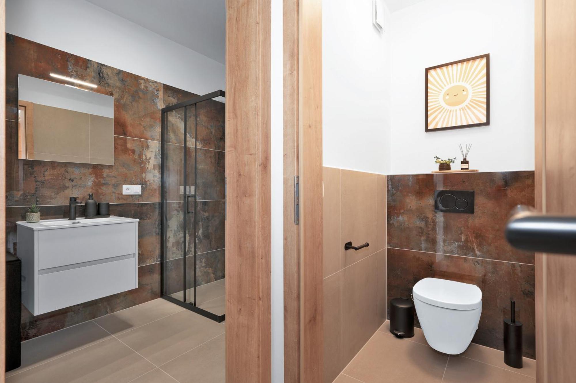 Fully Equipped Apartments With Terraces, Free Garage Parking, Netflix & Ac - By Apartmany Slapanice Cz Buitenkant foto