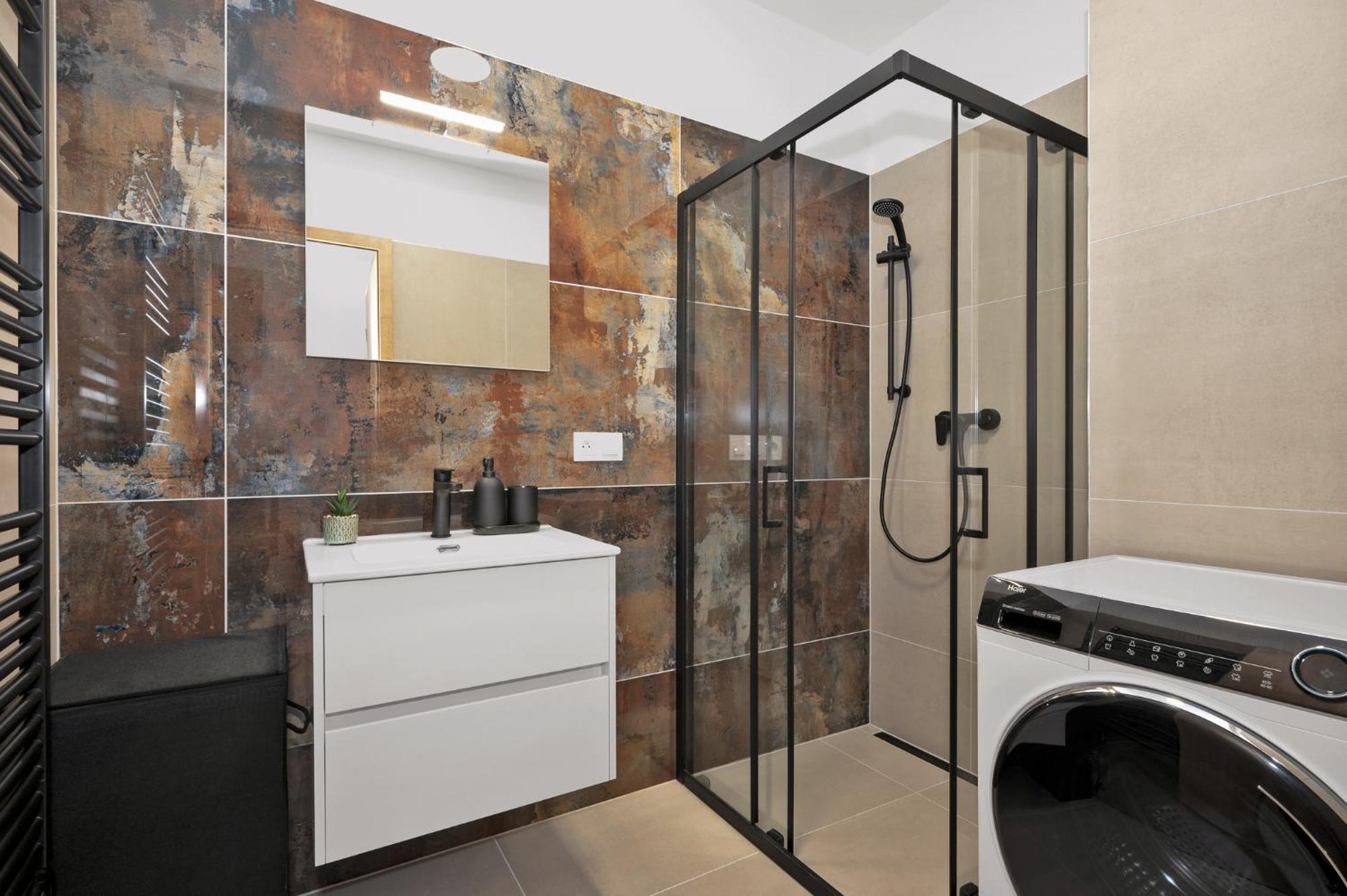 Fully Equipped Apartments With Terraces, Free Garage Parking, Netflix & Ac - By Apartmany Slapanice Cz Buitenkant foto