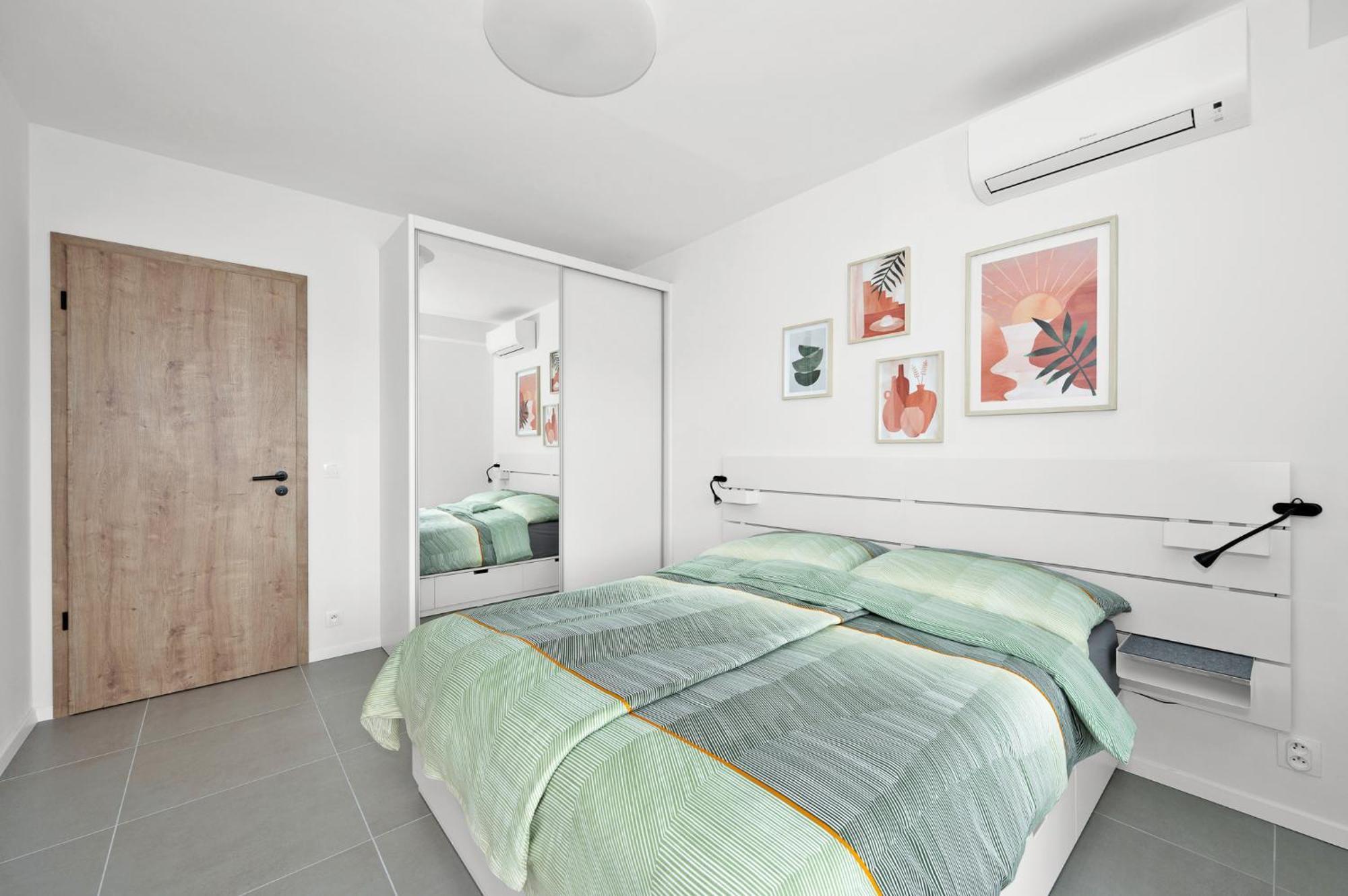 Fully Equipped Apartments With Terraces, Free Garage Parking, Netflix & Ac - By Apartmany Slapanice Cz Buitenkant foto