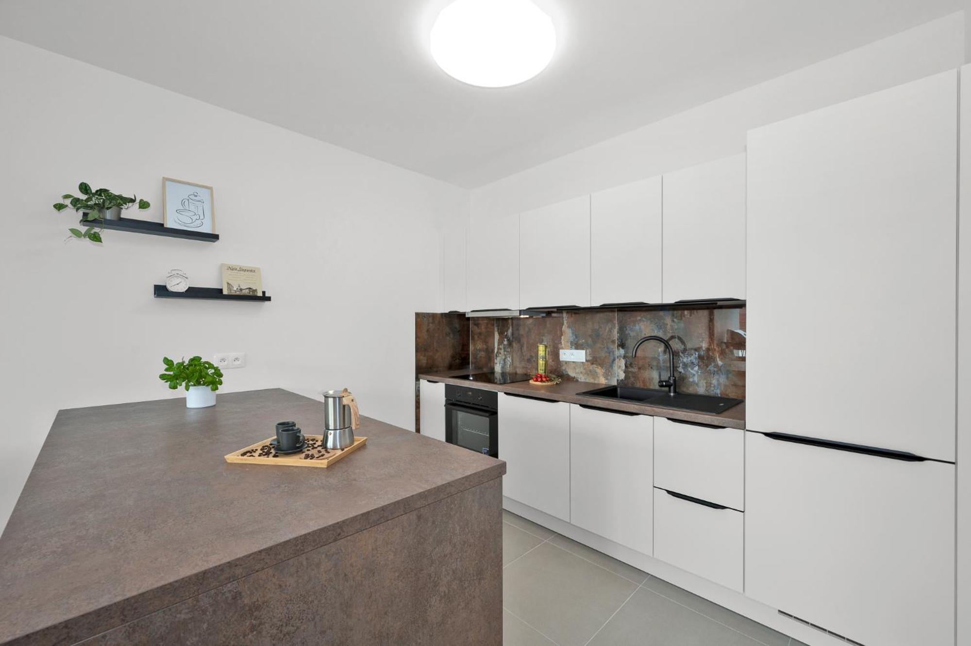 Fully Equipped Apartments With Terraces, Free Garage Parking, Netflix & Ac - By Apartmany Slapanice Cz Buitenkant foto