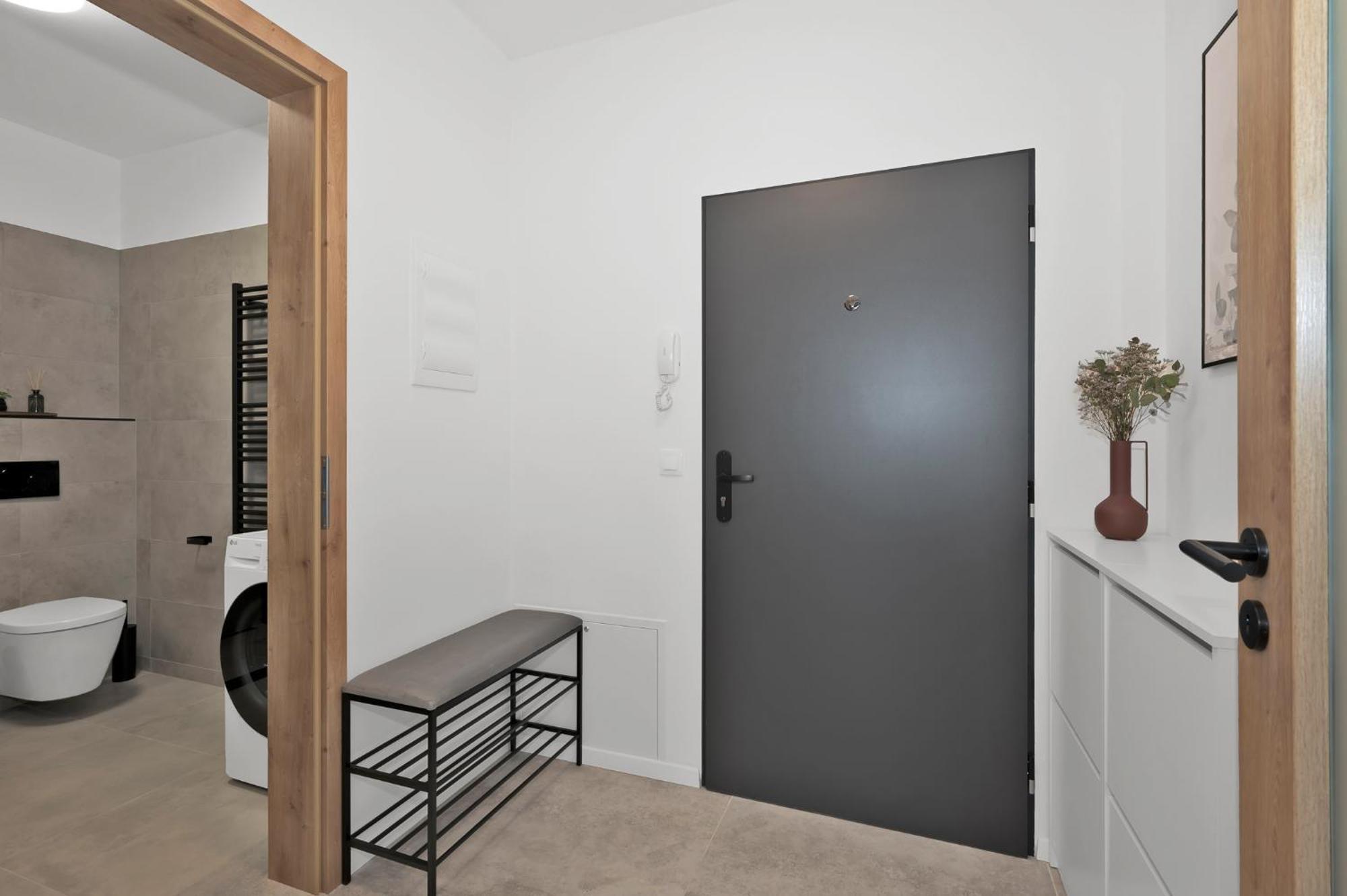 Fully Equipped Apartments With Terraces, Free Garage Parking, Netflix & Ac - By Apartmany Slapanice Cz Buitenkant foto