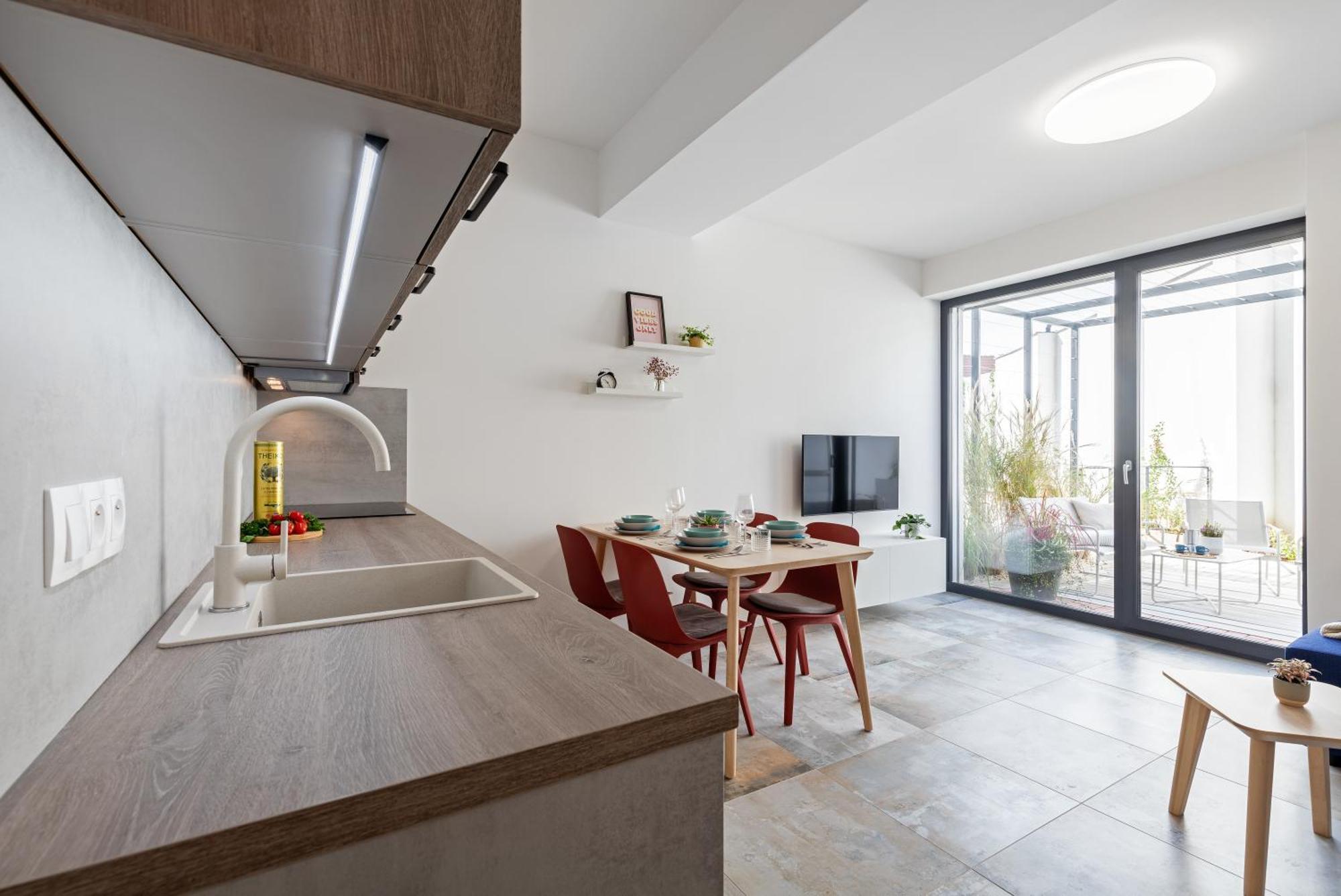 Fully Equipped Apartments With Terraces, Free Garage Parking, Netflix & Ac - By Apartmany Slapanice Cz Buitenkant foto