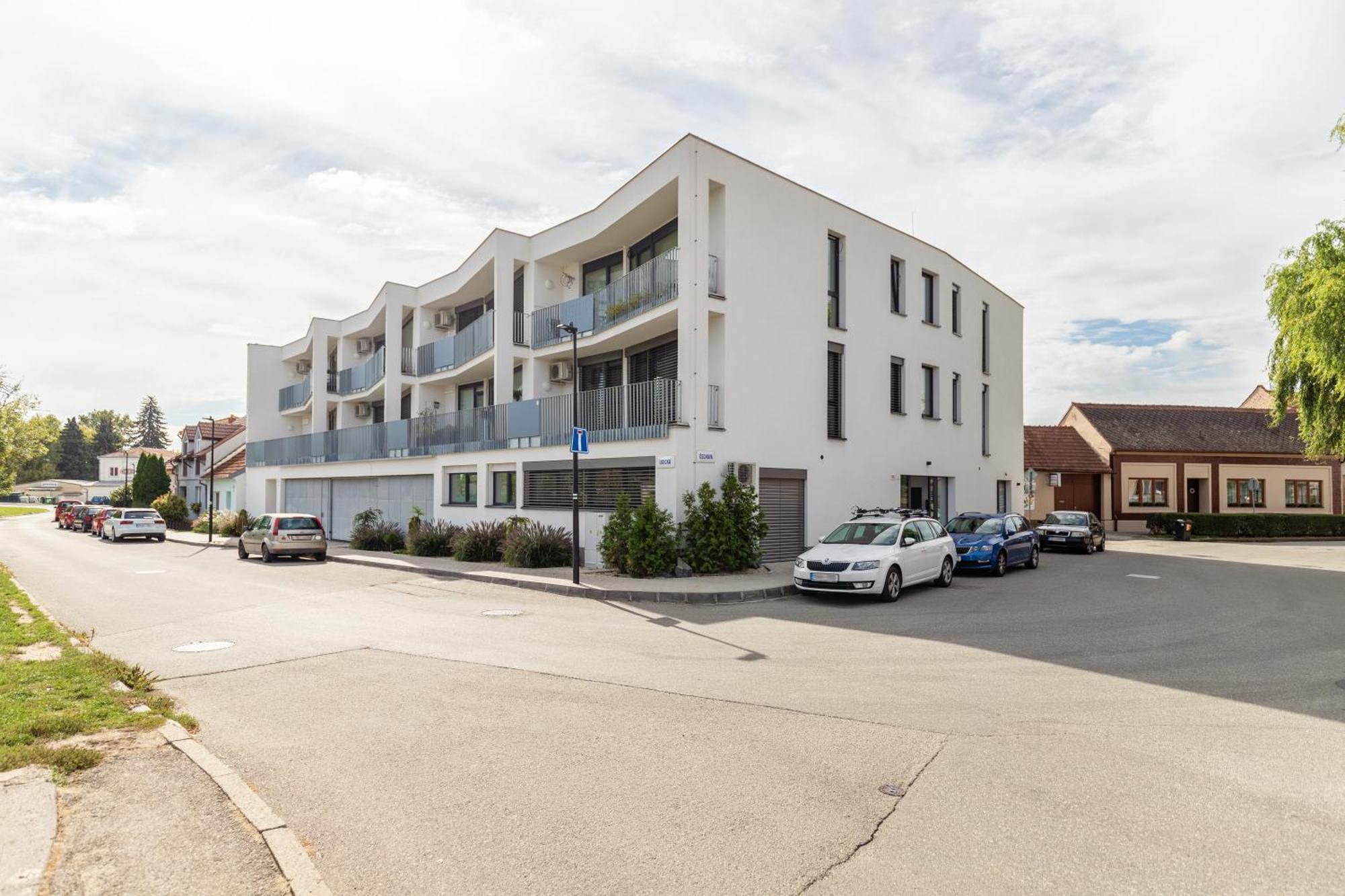 Fully Equipped Apartments With Terraces, Free Garage Parking, Netflix & Ac - By Apartmany Slapanice Cz Buitenkant foto